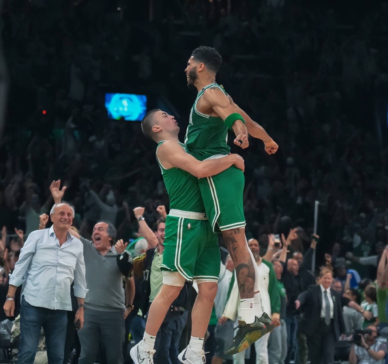 塔图姆回归赛场，战术调整首场状态亮眼，独行侠观众沸腾！